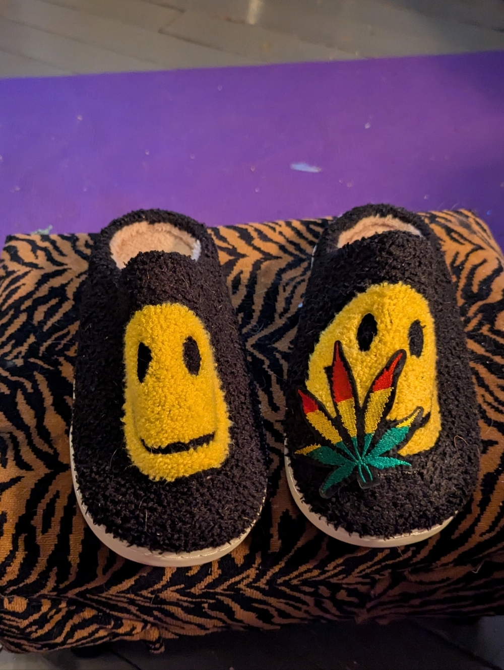 Smiley Face Slippers Hippie Weed Leaf Women 11.5 Mens 9.5
